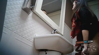 女子トイレの隠し撮り映像(1)