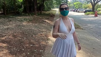 公開ヌード：ロシアから来た少女がリオデジャネイロの路上で服を脱ごうとします。逮捕されそうになったそうです。
