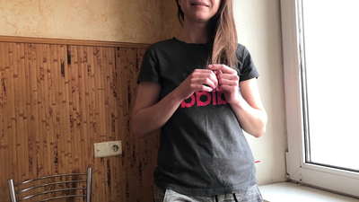 兄は義理の妹が最初のデートの前にリラックスできるように手助けをした。ロシア人アマチュアのおしゃべり