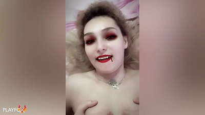 イワン・ヘルシングがセクシーなヴァンパイアを激しくファックし、彼女のお尻にイク