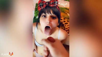 女子高生が同級生から初めてザーメンを口に含む