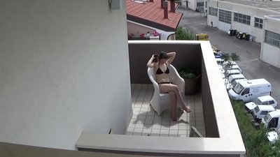 若い同居人がベランダでオナニーしているのを盗み見る