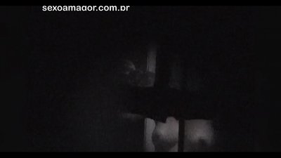 ブロンドが空洞のレンガの後ろに隠れた近所の盗撮犯に密かにビデオ撮影される