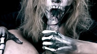 魔性の女、黒い口でチンコをしゃぶり、ザーメンを飲み込む。