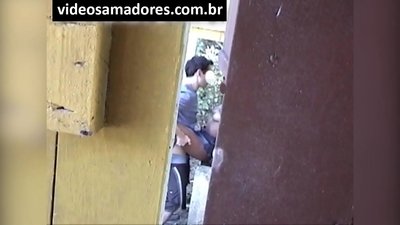 若いカップルがファックしているところを盗撮され、その映像を発見される