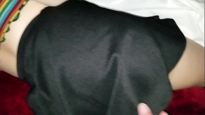 寝ている処女女子校生の妹が指でキツキツのお尻を触られる